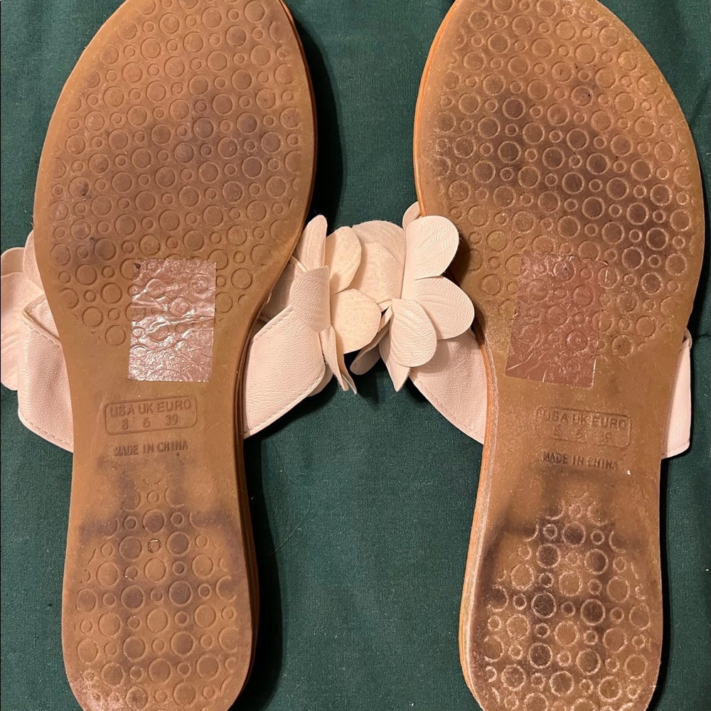 Capelli of New York Off white sandals, size 8, with crystal accents on flowers - Picture 4 of 5